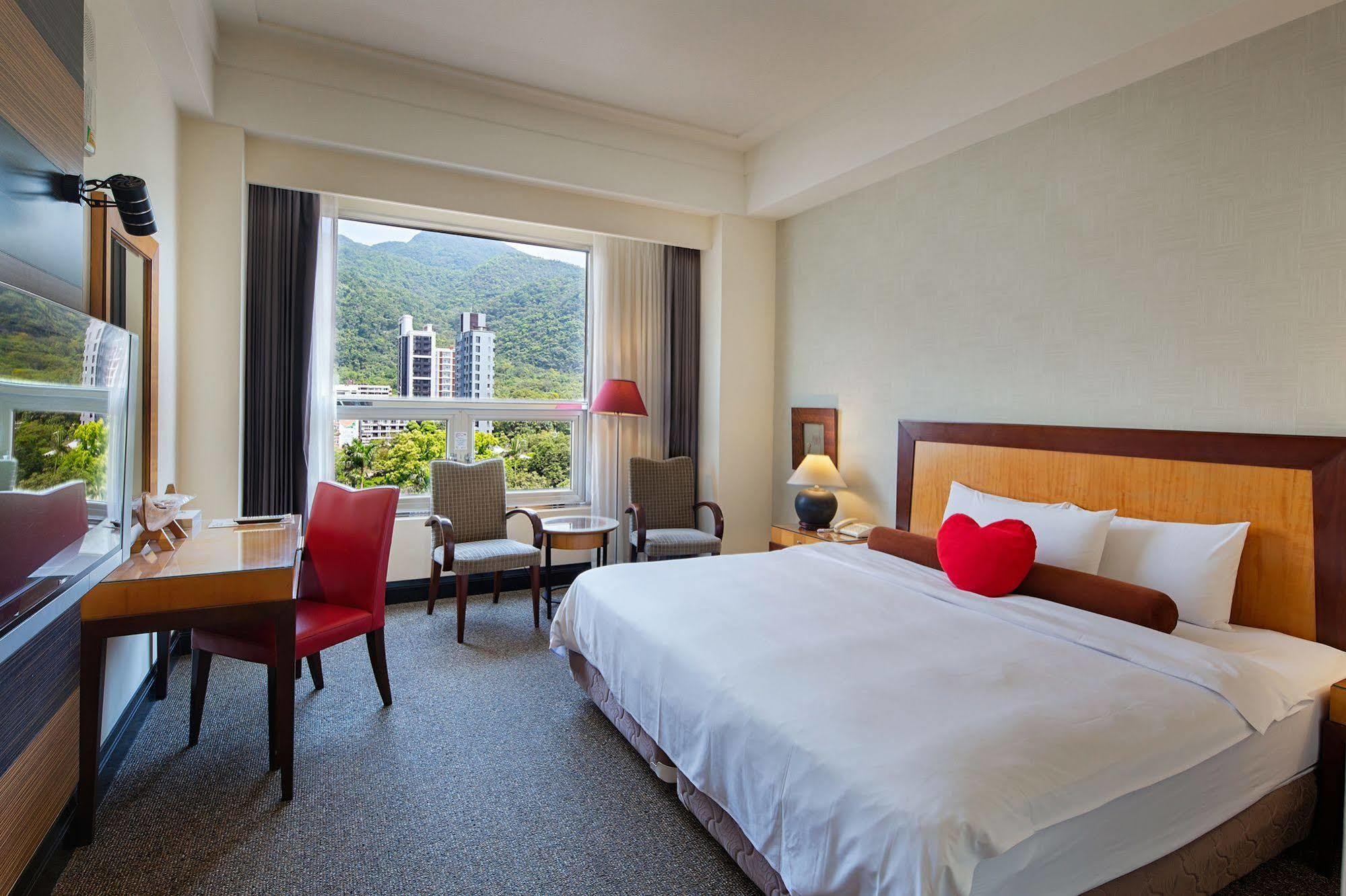 Hotel Les Champs Jiaoxi Bagian luar foto